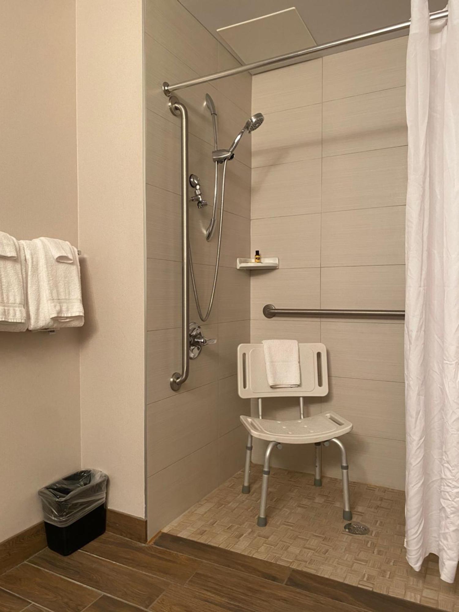 Deluxe Queen Room Disability Access or Non-Smoking