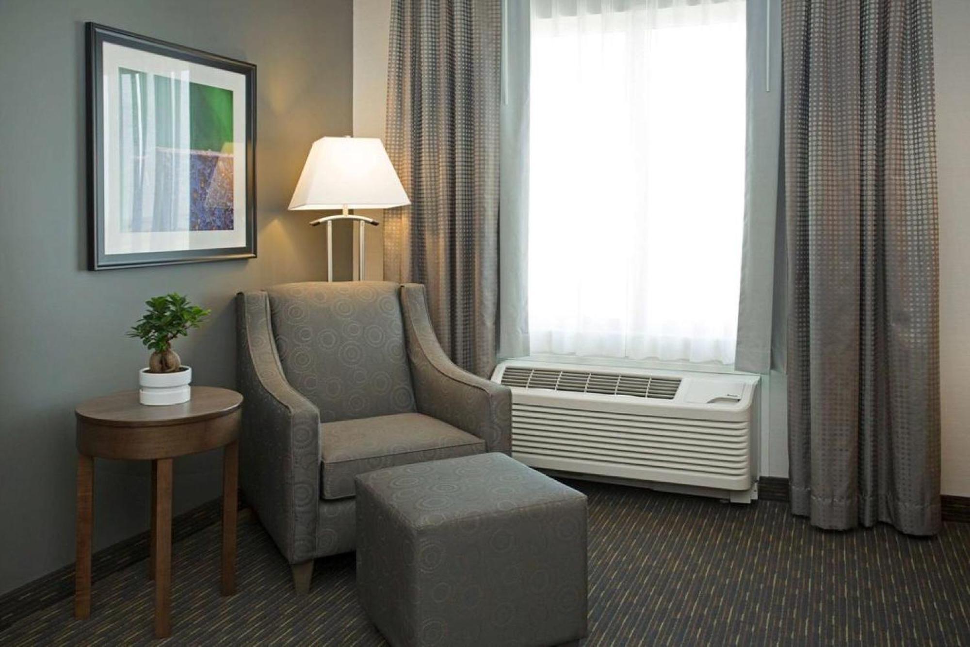 Deluxe Queen Room Disability Access or Non-Smoking